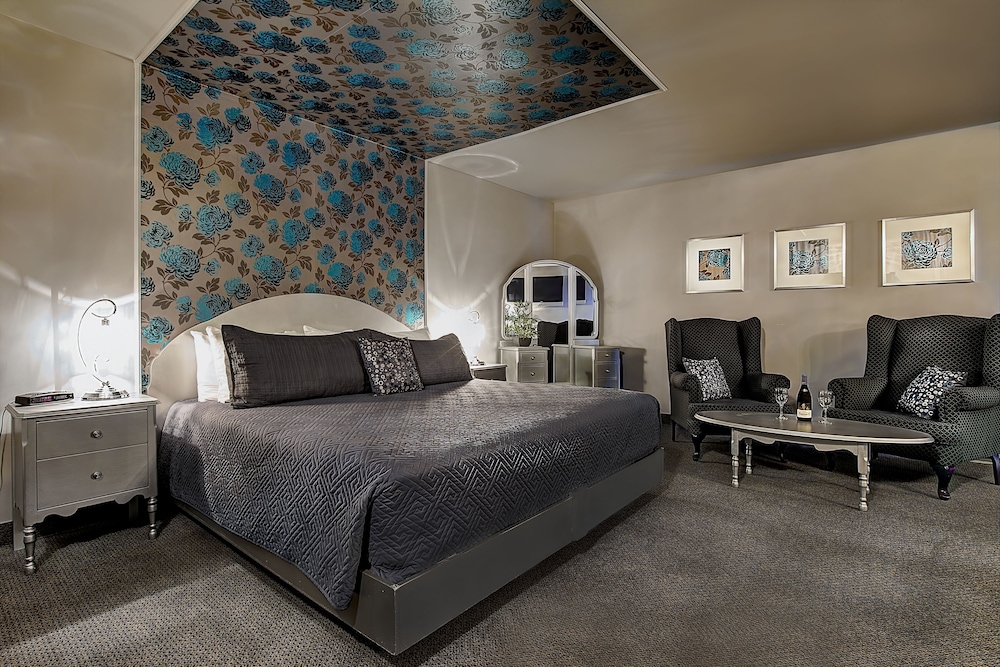 Luxury Studio Suite, 1 King Bed photo 3