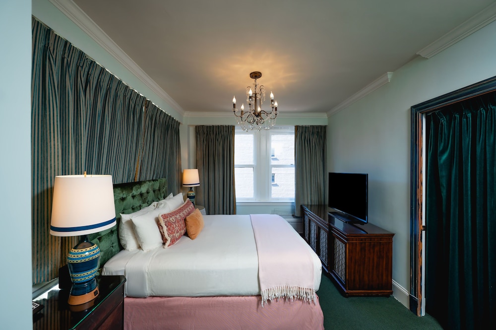 Suite, 1 King Bed (Calliope) - Photo 2