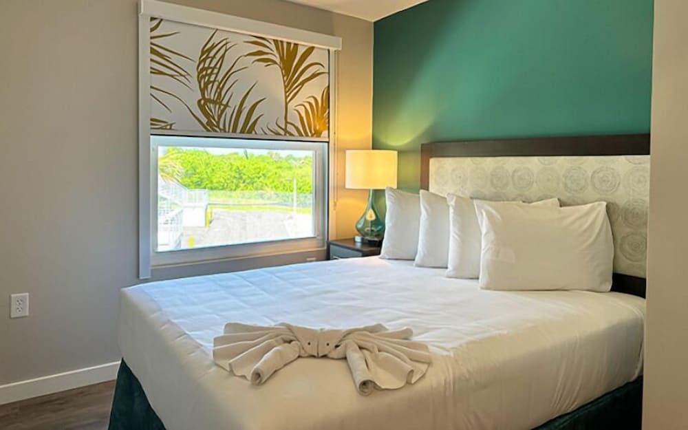 Suite, 2 Bedrooms, Roll-in Shower, Balcony photo 1