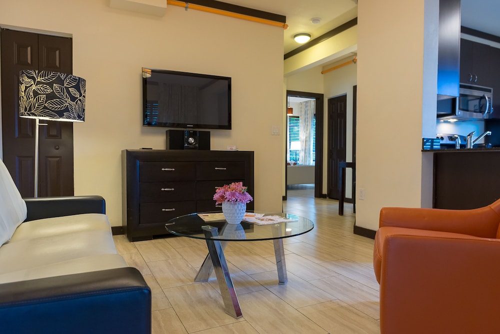 Two Bedroom Queen Suite - Photo 10