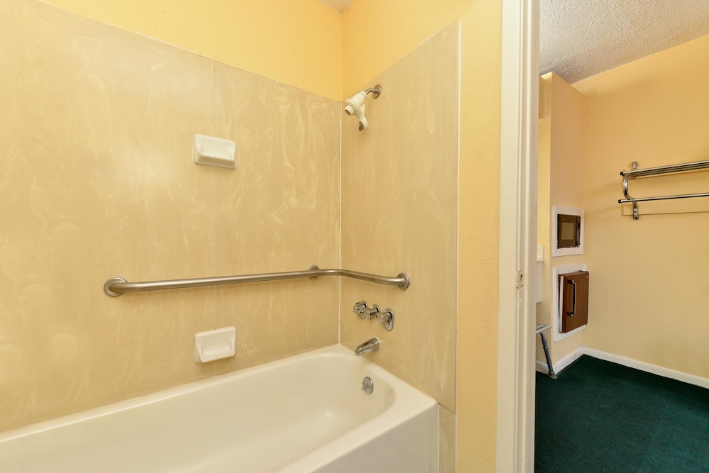 Room, 2 Queen Beds, Accessible, Non Smoking - Photo 6