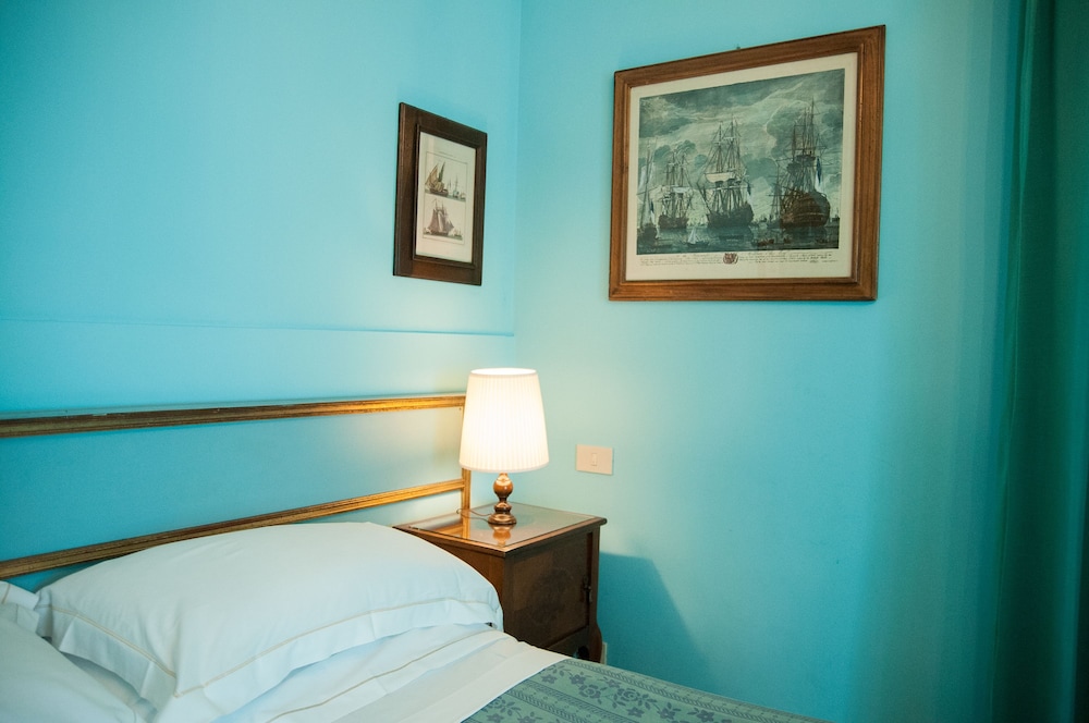 Classic Double or Twin Room, Balcony, Sea View photo 2