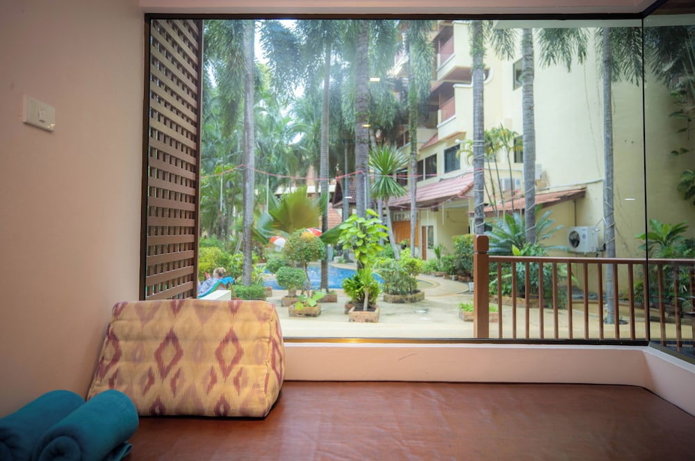 Poolside Access King Room with Balcony photo 3