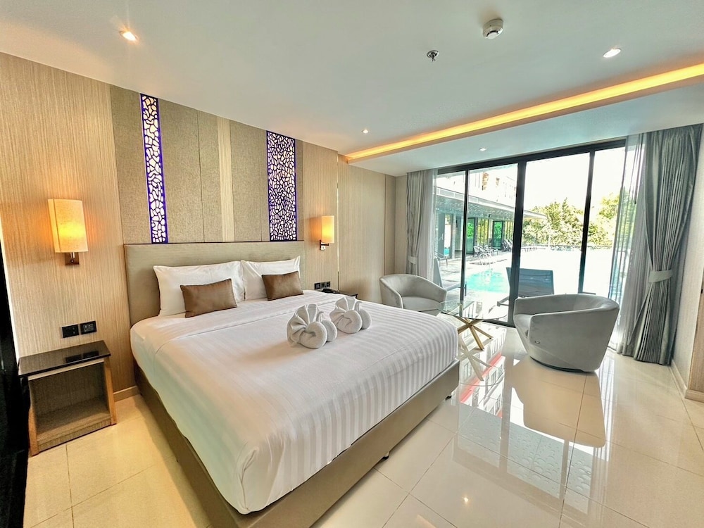 Deluxe Suite with Pool Access - Photo 4