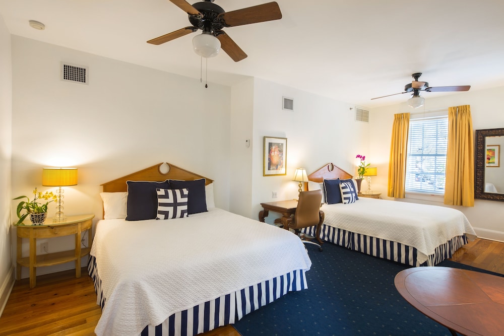 Deluxe Room, Multiple Beds photo 3