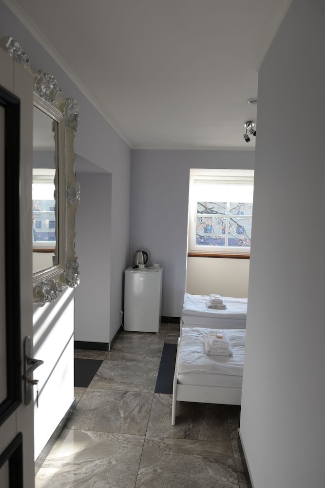 Twin Room - Photo 3