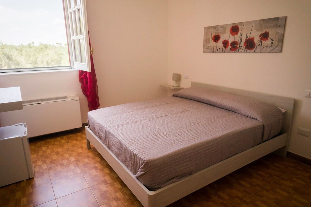 Economy Double Room, 1 Queen Bed, Non Smoking photo 3