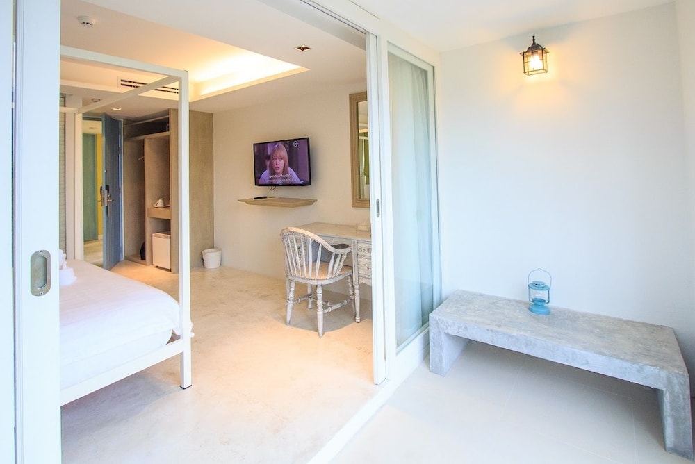 Deluxe Room, Balcony, Partial Sea View photo 2