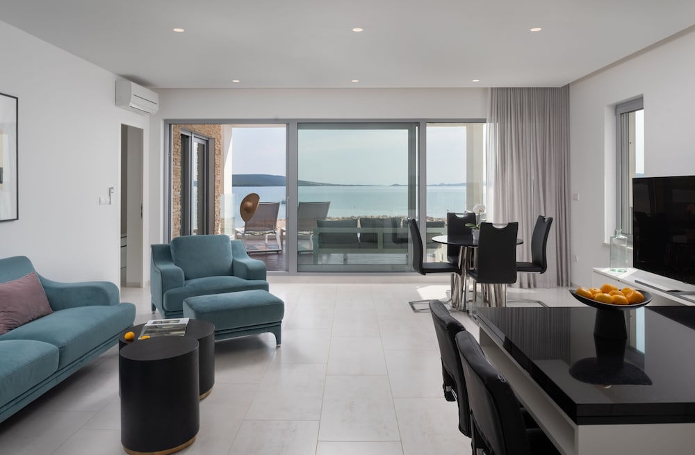 Luxury Apartment, 3 Bedrooms, Sea View (N3) photo 1