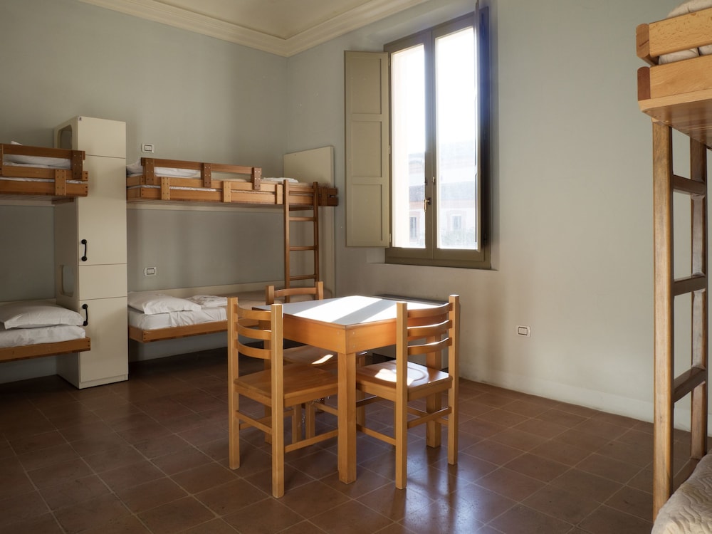 Family Room, 6 Bedrooms, Ensuite, Courtyard View photo 1