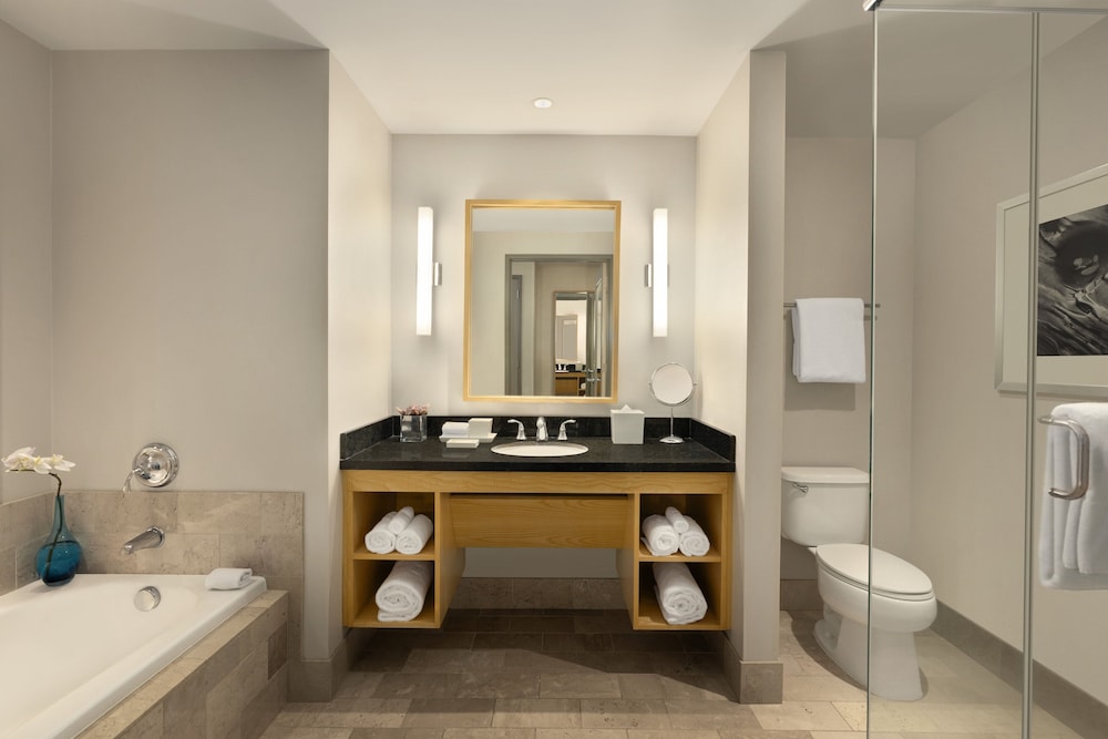 Premium Room, 1 King Bed, Balcony - Photo 3