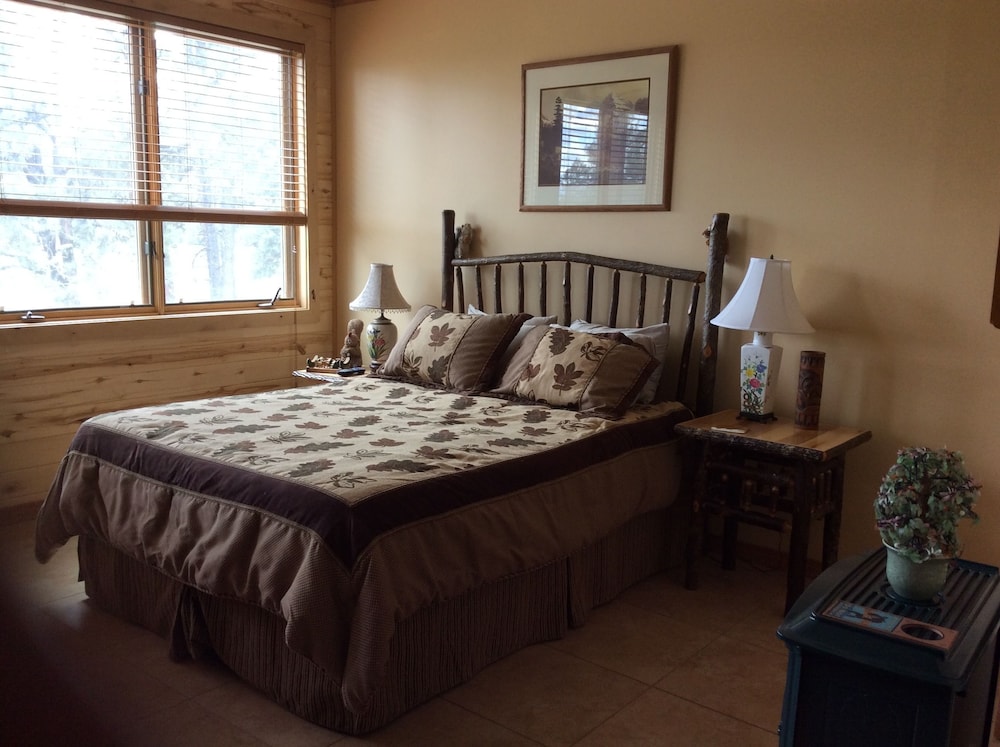 Oak Room With Shared Bathroom photo 2