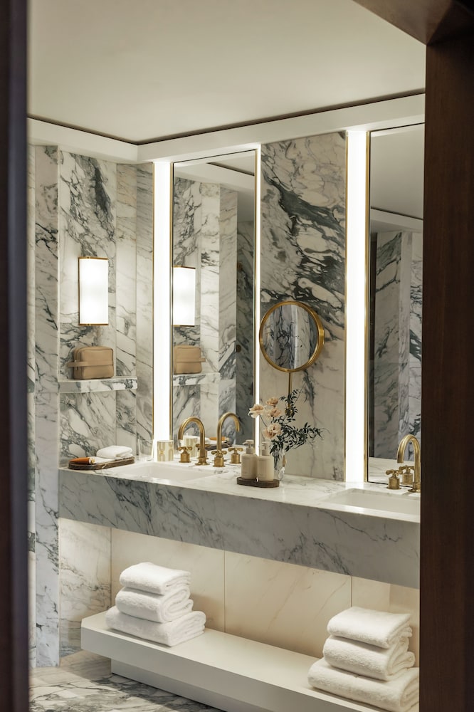 Grand Premier Grosvenor Suite photo 2