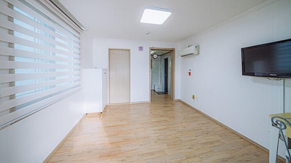 Room (301) photo 3
