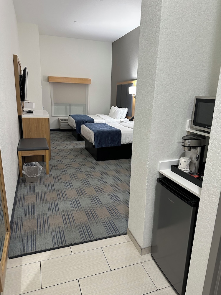 Suite, Multiple Beds, Kitchenette (2 TVs) - Photo 2