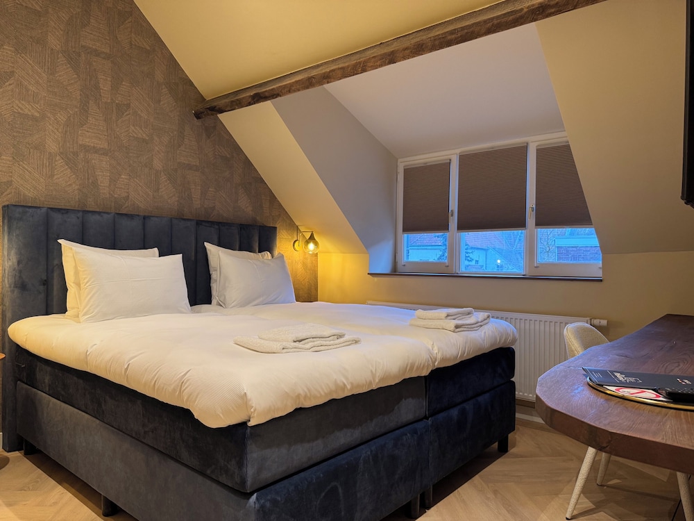 Standard Room, 1 King Bed, City View photo 3