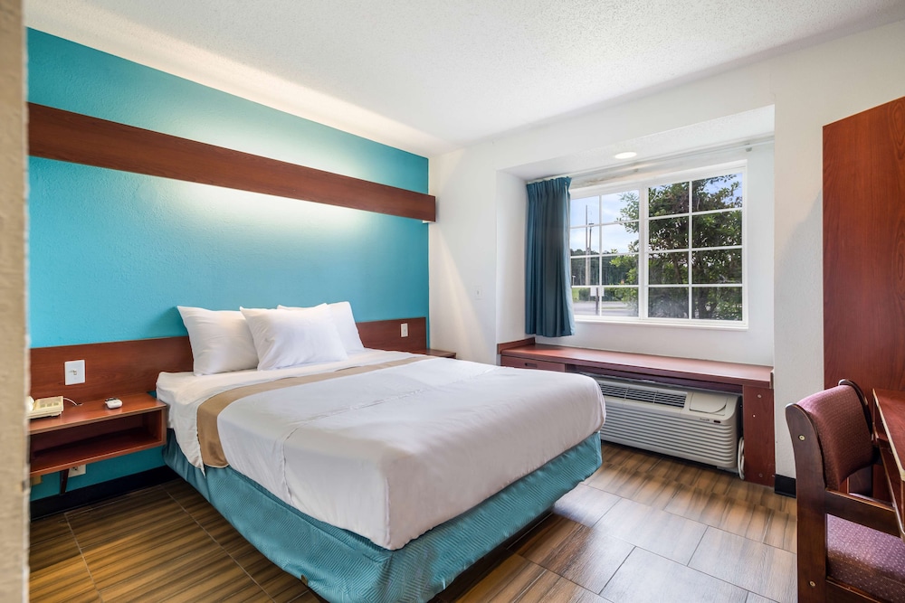 Room, 1 Queen Bed, Non Smoking, Jetted Tub photo 1