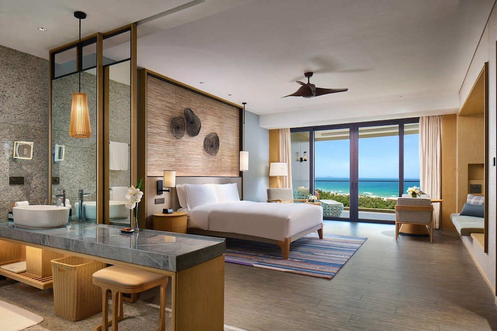 Standard Room, 1 King Bed, Club Lounge Access, Oceanfront