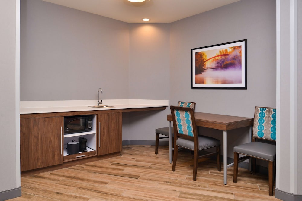 Suite, Multiple Beds, Non Smoking - Photo 5