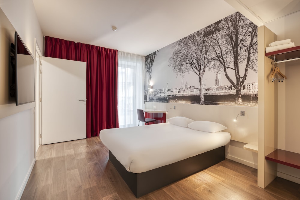 Basic Double Room, 1 Double Bed, Roll-in Shower photo 2