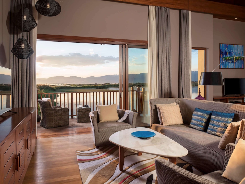 Deluxe Villa, 1 King Bed, Lake View photo 1
