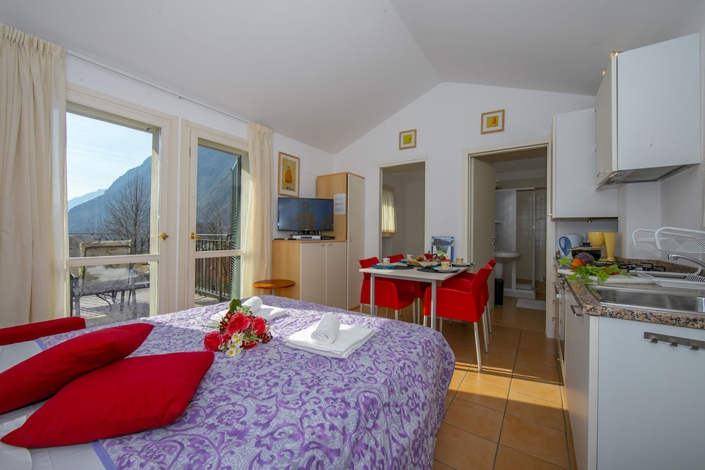 Family Apartment, 1 Bedroom, Lakeside (Porto Letizia Ortensia 8)