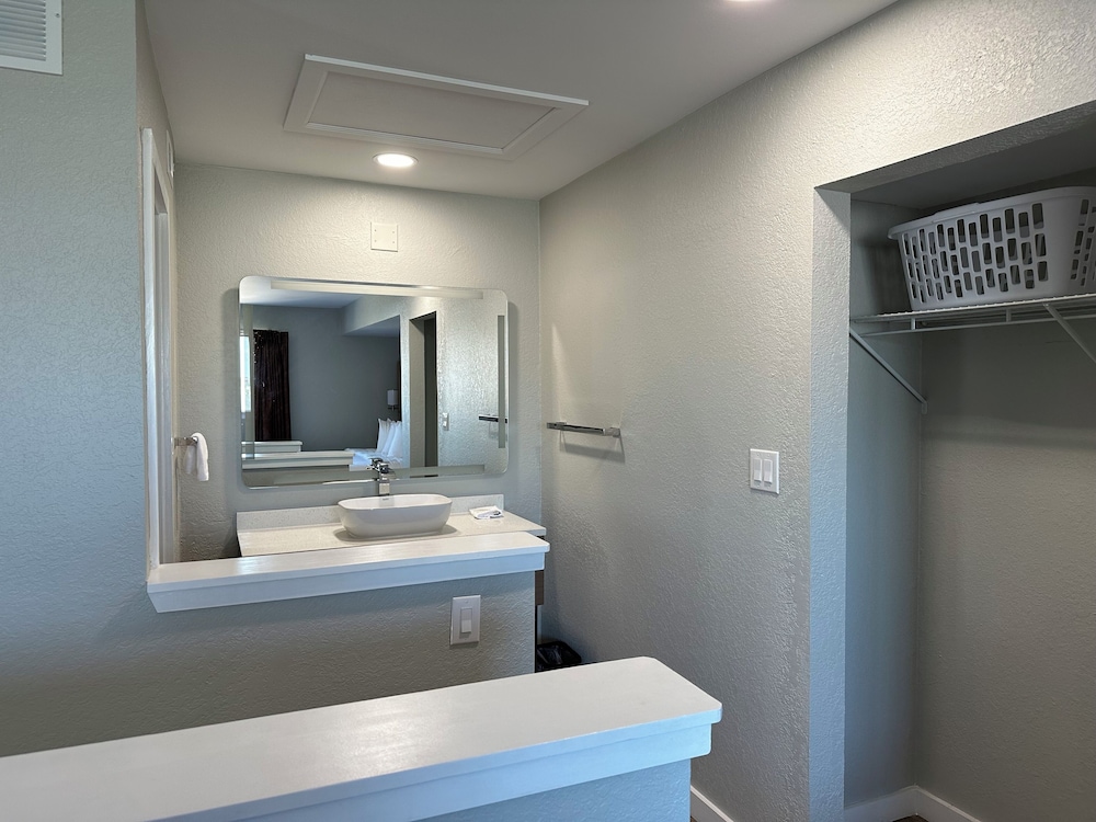 Suite, Multiple Beds, Non Smoking - Photo 2
