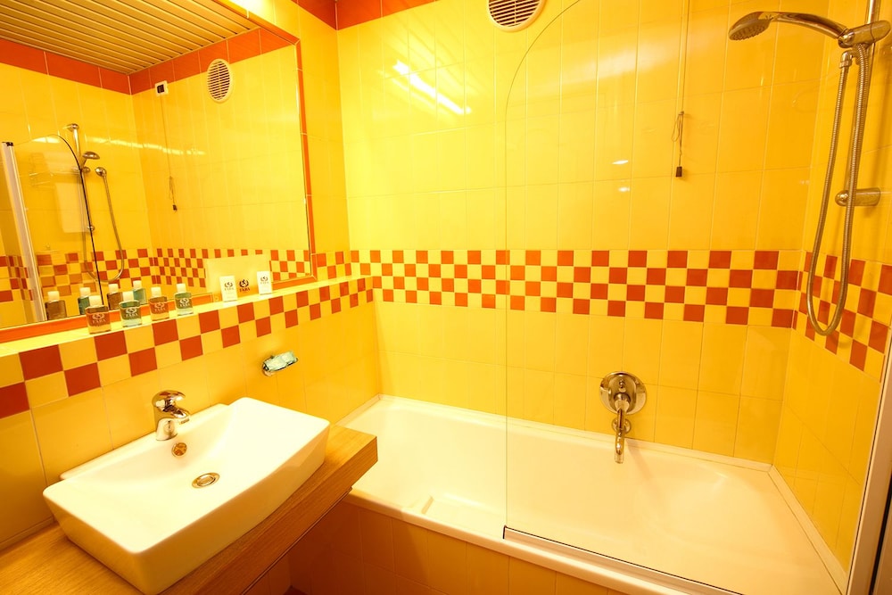 Standard Double or Twin Room (in Depandance, stair access only) - Photo 6