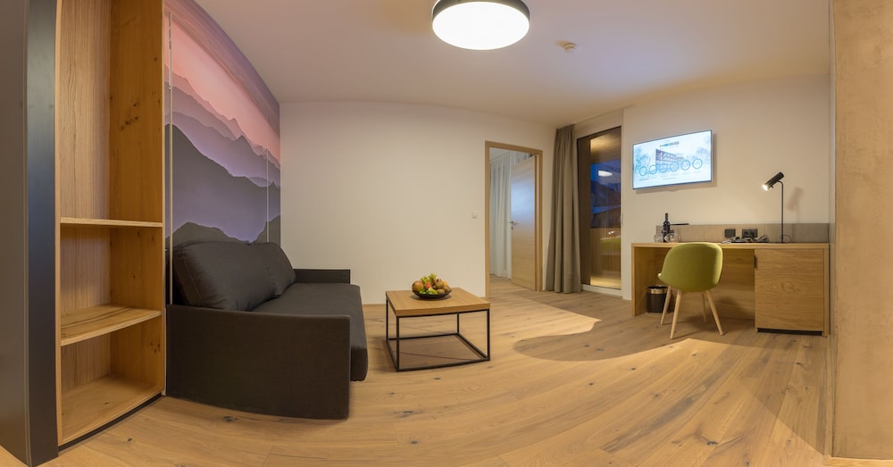 Junior Suite, 1 Bedroom (Royal) photo 2