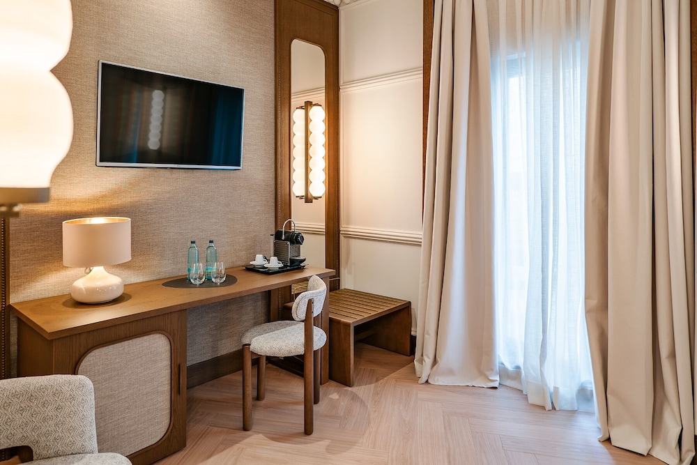 Superior room single use Barrio de las Letras view with balcony