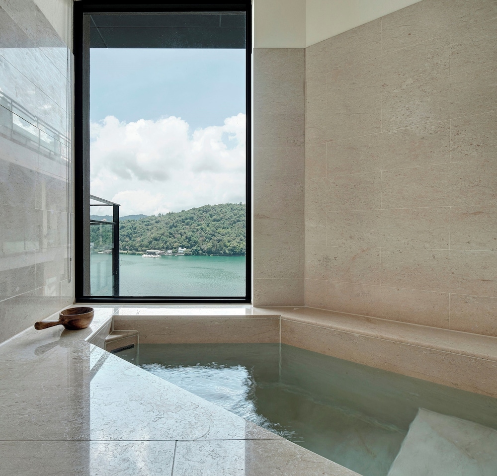 Deluxe Suite Lake View - Photo 12
