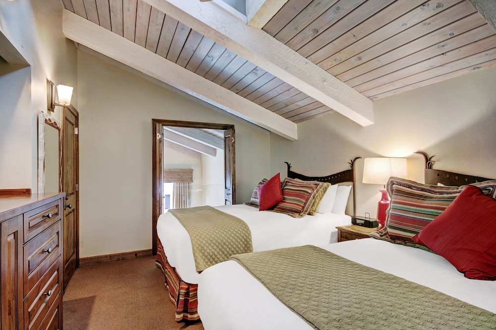 Room, 3 Bedrooms - Photo 3