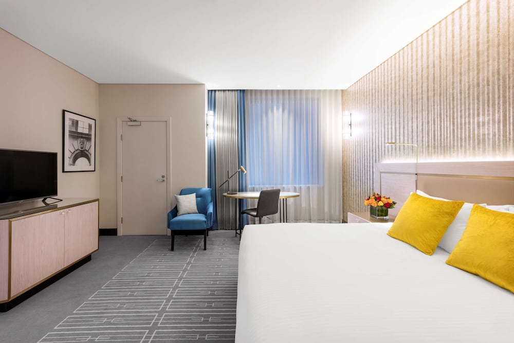 Standard Room, View (Atrium View) thumbnail 5