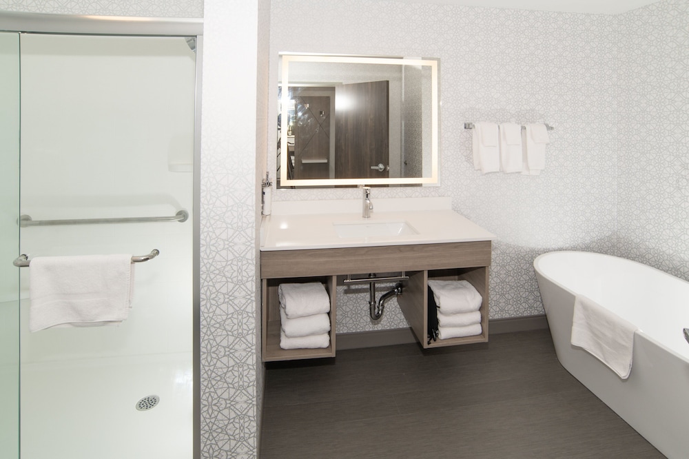 Suite, 1 Bedroom (Soaker Tub) - Photo 5