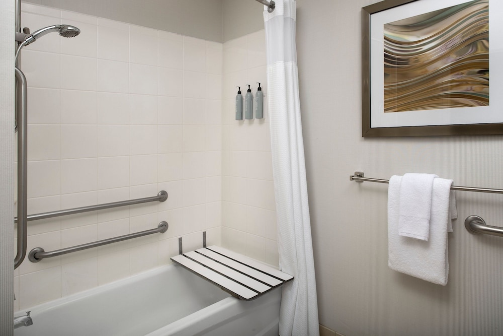 Room, 1 King Bed (Mobility/Hearing Accessible, Tub) - Photo 4