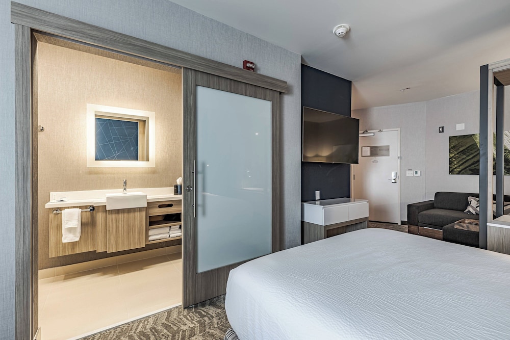 Suite, 2 Queen Beds (Mobility/Hearing Accessible, Tub) photo 3