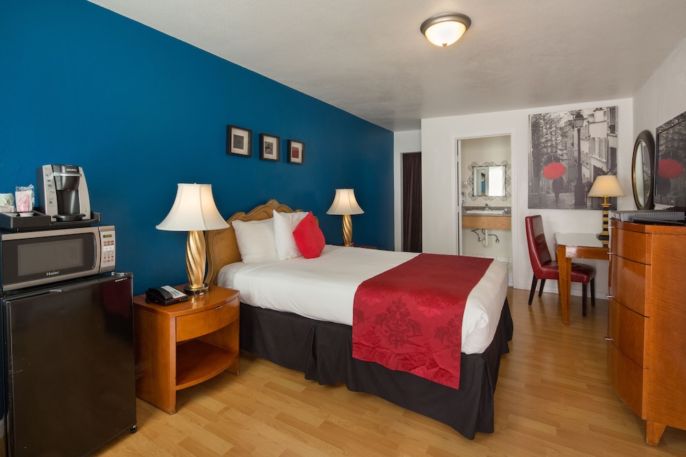Standard Room, 1 Queen Bed - Photo 6