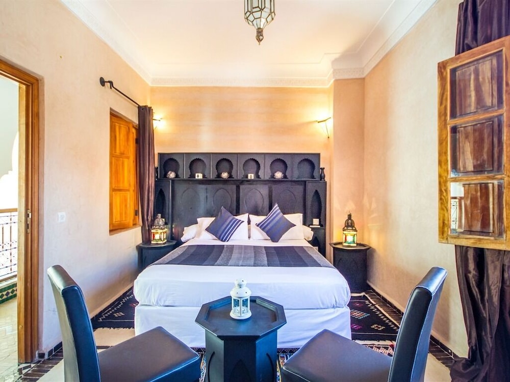 Comfort Double Room, Private Bathroom (Noir Luxe)