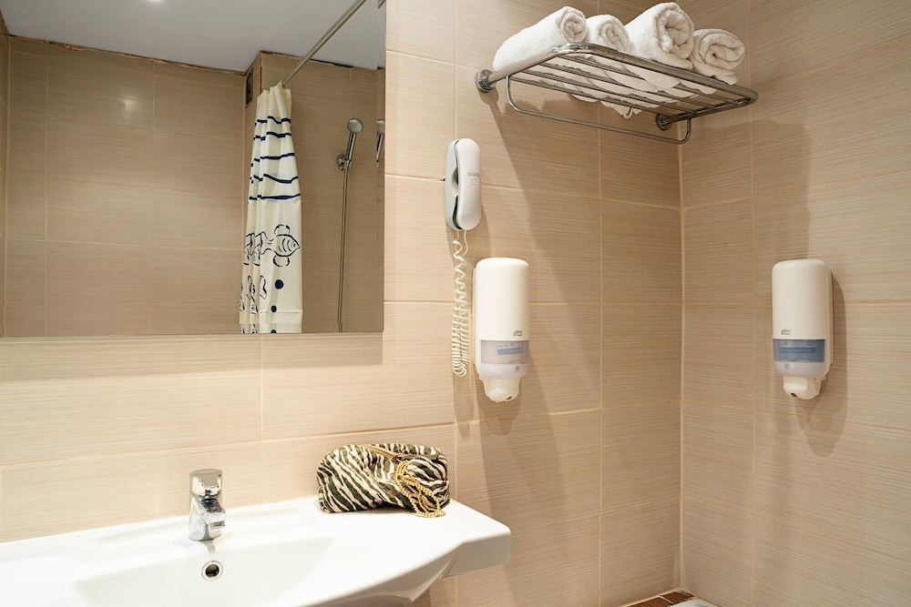 Economy Double Room (Semi Basement) photo 2