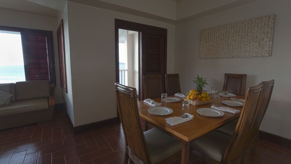 Executive Suite - Photo 4