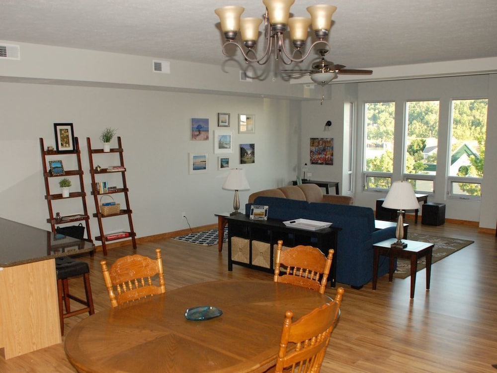 Condo, Multiple Beds (Downtown Condo with LAKE & BAY VIEW) photo 3