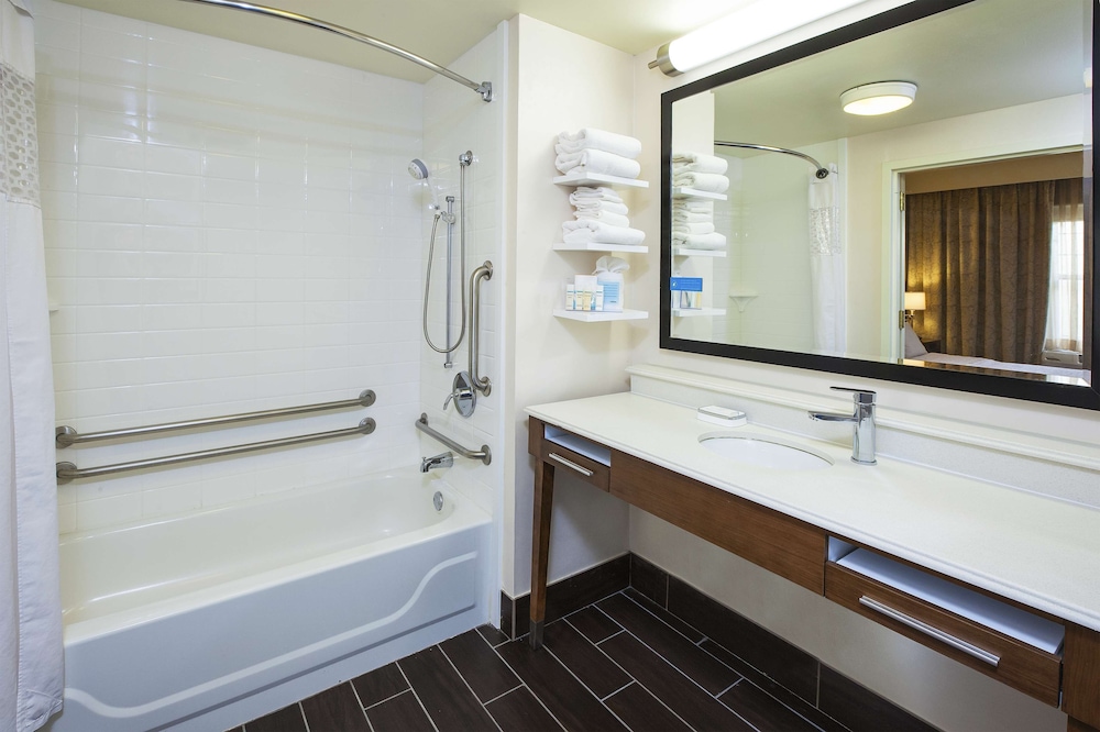 Suite, 1 Queen Bed, Accessible, Non Smoking (Roll-in Shower) - Photo 2