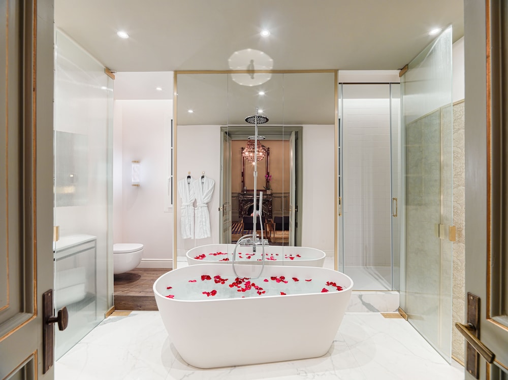 Condal Suite, Single Use