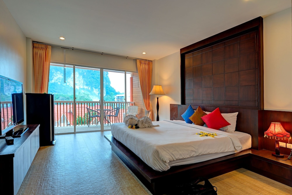 Superior Room, 1 King Bed photo 3