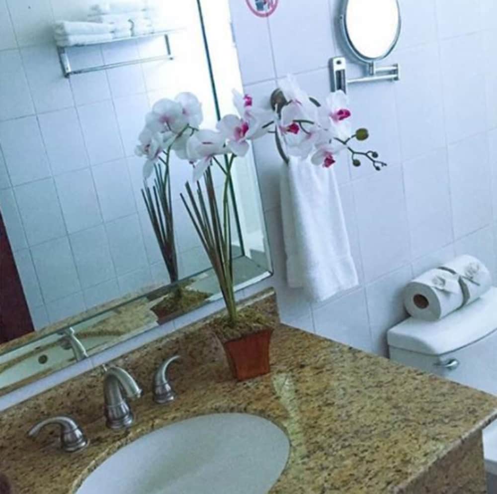 Standard Double Room, 2 Queen Beds, Mountain View photo 3