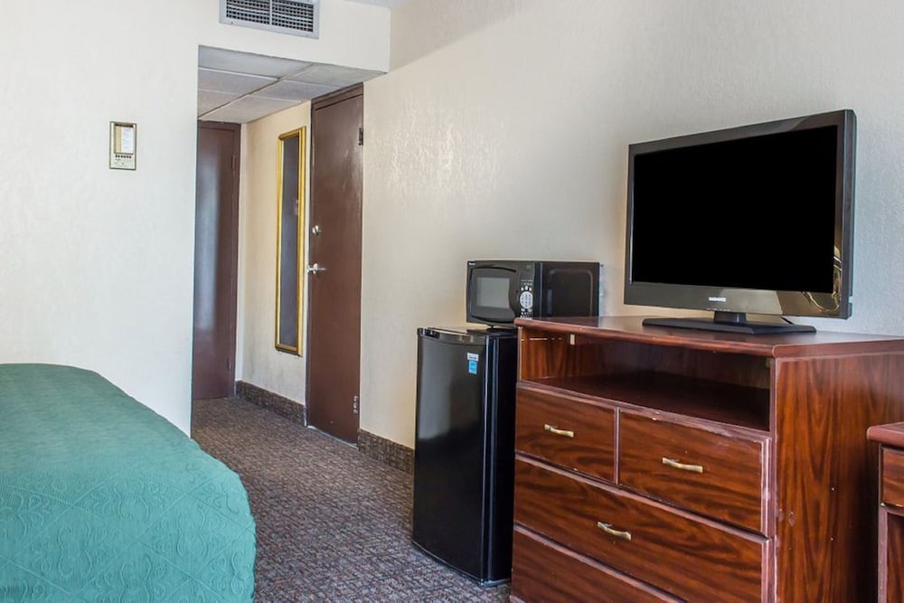 Standard Room, 1 Queen Bed, Accessible, Non Smoking photo 3