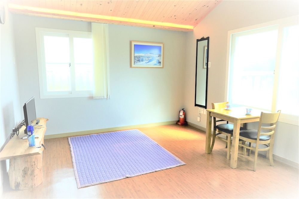 Room, 2 Bedrooms, Microwave, Mountain View (25 PY) photo 3