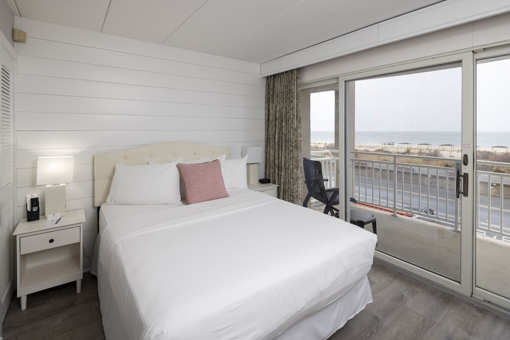 Deluxe 2 Queen Suite wit Kitchenette and Ocean View