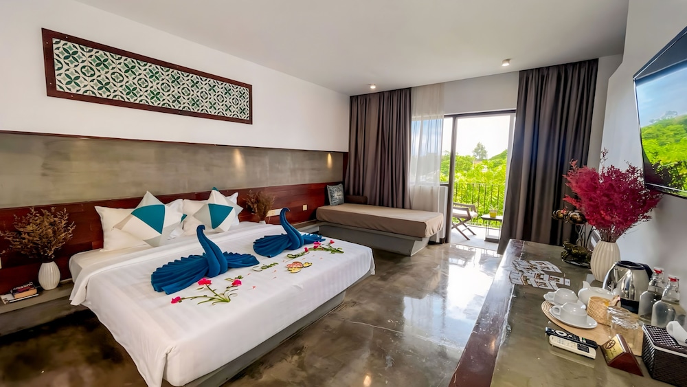 Studio King City View with Bathtub, Sofa bed, and Balcony