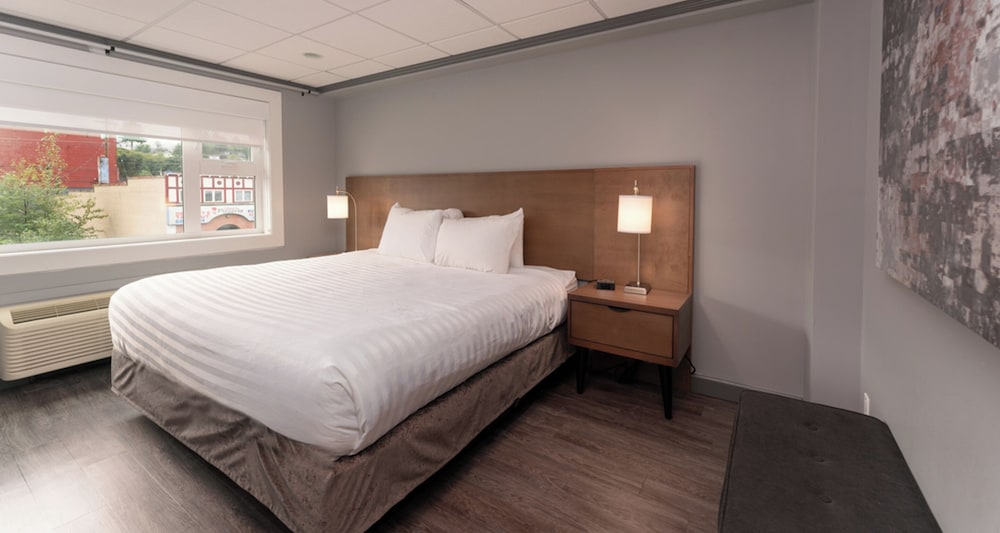 Premium Suite, 1 King Bed, Kitchenette - Photo 3